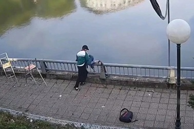 Trẻ nghiện xem video ngắn và game: Bố mẹ sốc vì con trấn lột tiền, gây gổ